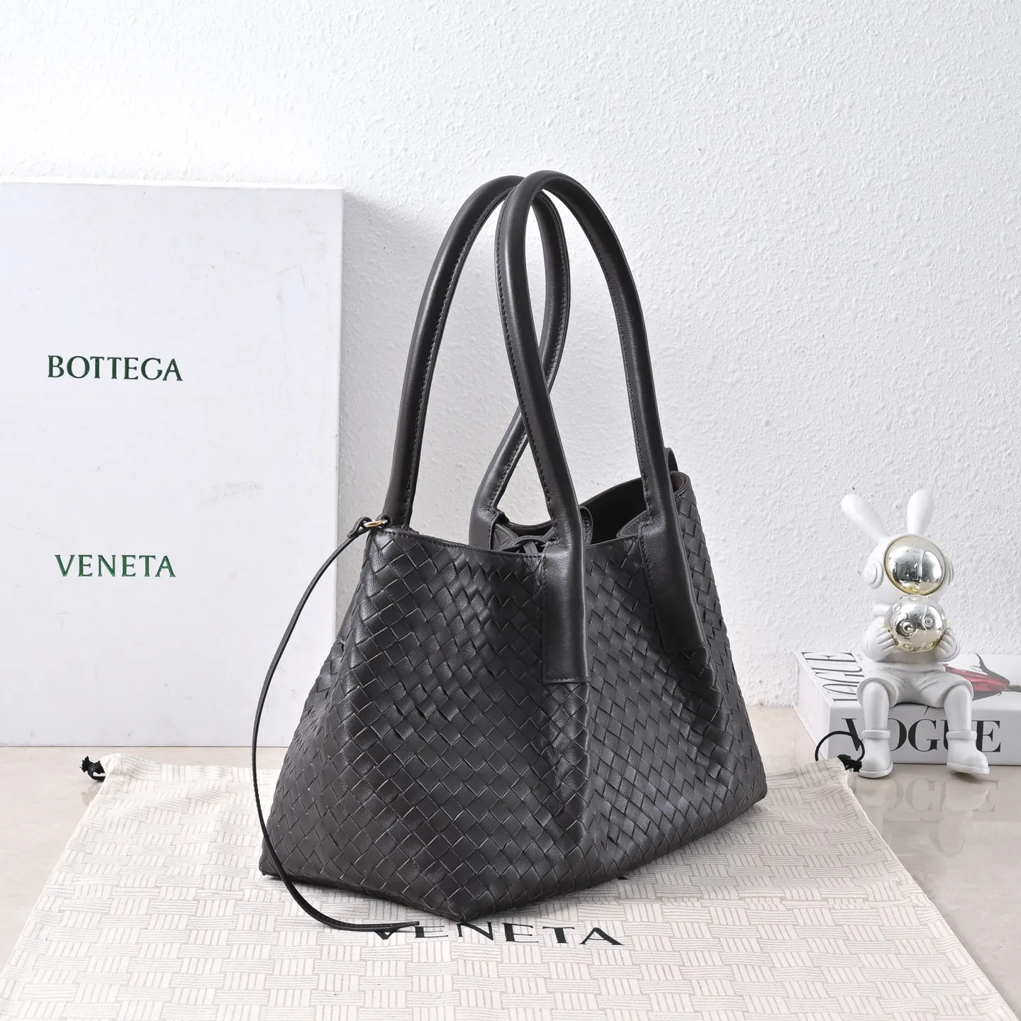 Batch 1860 Bv 2025 early spring series Pinacoteca medium tote handbag. The front is made of classic Intreccia woven cow leather. It is low-key and luxurious. The flip side is made of warm suede. It instantly switches to a lazy and casual style. It has a large interior capacity. It is no pressure to carry a computer for commuting. It is also thoughtfully matched with a small detachable bag. It is full of security. The woven texture is so delicate that you can't put it down. The highlight is that it is super versatile. Come and get your new bag😝 Model: 4371 Size: 34*20*14cm